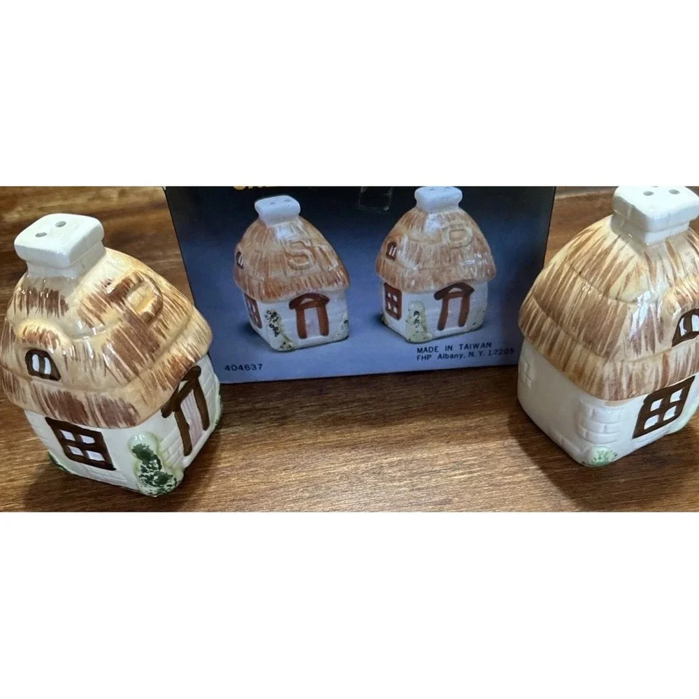Vintage‎ Cottages Straw Brick Salt & Pepper Shaker Set Made In Taiwan